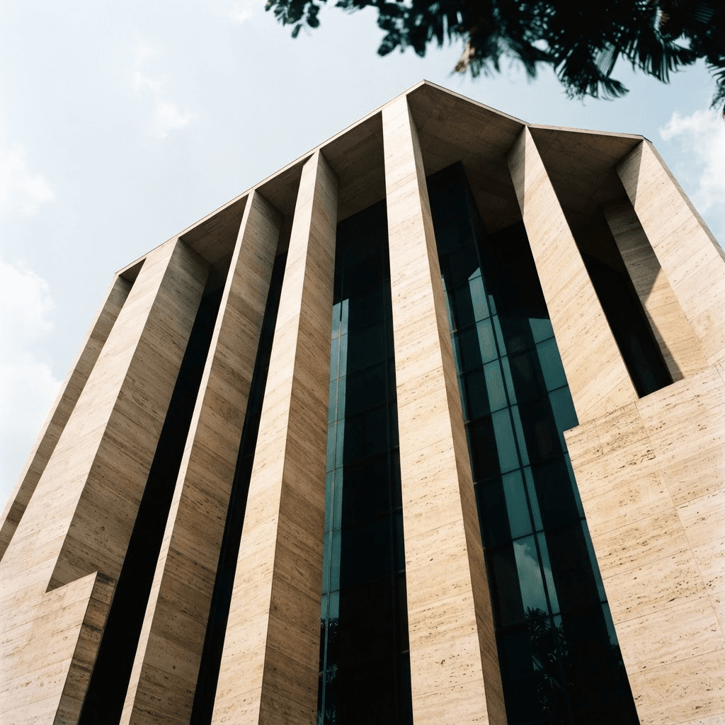 Arquitetura contemporânea com linhas verticais e perspectiva ascendente